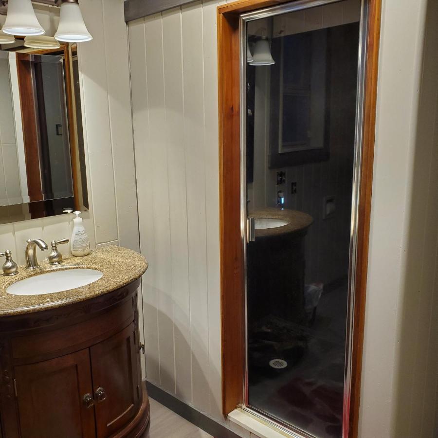 Royal Harrison Retreat Villa Harrison Hot Springs Bagian luar foto